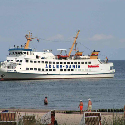 Schiff Adler-Dania vorm Strand von Bansin