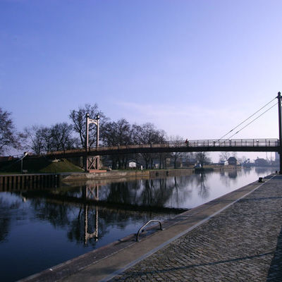 Fussg&auml;ngerbr&uuml;cke im Anklamer Hafen am Morgen