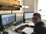 Der diensthabende Telenotarzt Tobias Kozlowski an seinem Arbeitsplatz 