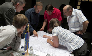Mitarbeiter des Workshops bei der Kartenarbeit.