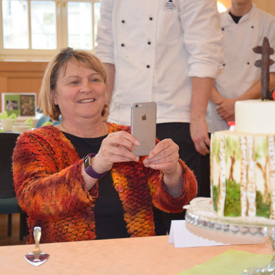 Landr&auml;tin fotografiert Siegertorte