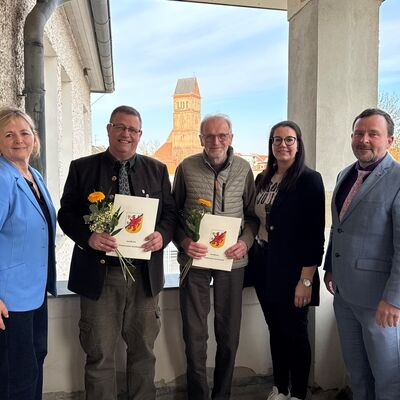 Foto (v.l.n.r.): Norma Pahl (Leiterin Ordnungsamt LK V-G), Wolfram Thaum&uuml;ller, Wolf-Dieter Schulz, Nicole Awe (Sachgebietsleiterin Jagd und Waffen, LK V-G), 2. stellvertretender Landrat Dietger Wille