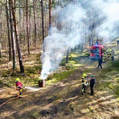 Waldbrand&uuml;bung: Zusammenarbeit von Feuerwehr und Forst f&uuml;r die Waldbrandsaison 2026 gest&auml;rkt_Foto 2