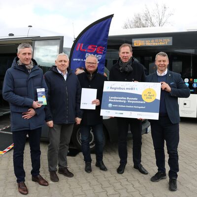 Gaben heute den Startschuss f&uuml;r den Regiobus mv81 - der Prokurist der VMV-Verkehrsgesellschaft MV, Martin Karolczak (v.li.), Niels L&uuml;demann vom Landesamt f&uuml;r Stra&szlig;enbau und Verkehr MV, VVG-Gesch&auml;ftsf&uuml;hrer Dirk Zabel, Staatssekret&auml;r Heiko Mira&szlig; und Landrat Michael Sack.