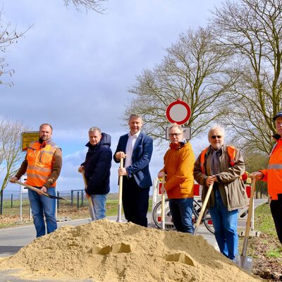 Foto (v.l.n.r.): Hannes Kasbohm (Strabag), Udo Sch&ouml;nherr (LK V-G), Landrat Michael Sack, B&uuml;rgermeister Dietmar Blohm (Gemeinde Sassen-Trantow), Hans-Werner Lau (Ingenieurb&uuml;ro Strelitz), Jens K&ouml;ppen (LK V-G)