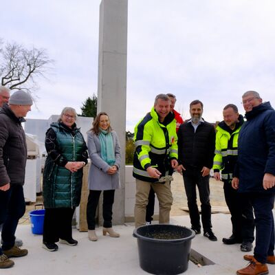 Hannes Meyer (Planungsb&uuml;ro A&S GmbH), Fred M&uuml;ller (Hoch + Tiefbau Neubrandenburg GmbH), Elke Quandt (Kreistagsmitglied), Jeannette von Busse (Kreistagsmitglied), Landrat Michael Sack, Marcel Falk (Landtagsabgeordneter und Kreistagsmitglied), Mirko Kagemann (Gesch&auml;ftsf&uuml;hrer ASB Regionalverband Vorpommern-Greifswald e.V.), Dietger Wille  (2. Stellvertretender Landrat und Beigeordneter),  B&uuml;rgermeister Maik Stegemann