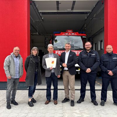 Foto (v.l.n.r.): Karsten Stahl (Baumamtsleiter Amt L&ouml;cknitz-Penkun), Yvette Prellwitz (2. stellvertretende B&uuml;rgermeistern Gemeinde Krackow), Gerd Sauder (B&uuml;rgermeister Gemeinde Krackow), Landrat Michael Sack, Falko Wendlandt (Gemeindewehrf&uuml;hrer), Marcel M&ouml;ser (Stellvertretender Gemeindewehrf&uuml;hrer)