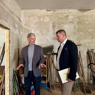 Foto (v.l.n.r.): B&uuml;rgermeister Gerd Sauder im Gespr&auml;ch mit Landrat Michael Sack