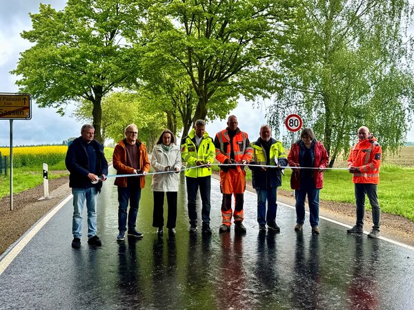 Feierliche Verkehrsfreigabe des zweiten Bauabschnittes der Kreisstra&szlig;e VG 8