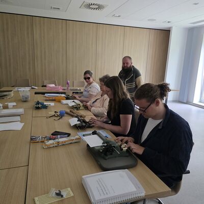 Blindenvollschrift lesen und schreiben lernen: Erfolgreicher Kurs an der Volkshochschule Vorpommern-Greifswald:_Foto 1