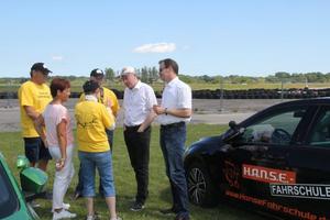 Verkehrsminister Christian Pegel (2. v.r.) im Gespr&auml;ch mit Teilehmern