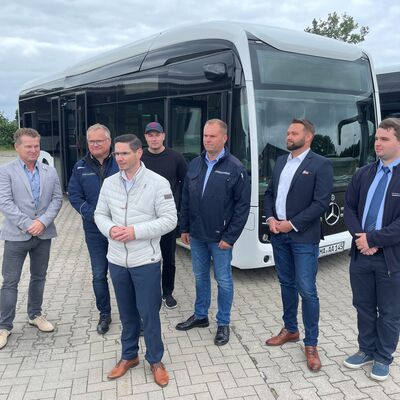 Starteten heute in Bansin den Testbetrieb mit E-Bus - Stefan Fellmann (v. li./Landkreis V-G), Dirk Zabel (Gesch&auml;ftsf&uuml;hrer VVG), Falko Haack (1. Stellvertretender Landrat), Niklas Steffan (Landkreis V-G), Henry G&uuml;rgens (VVG), Marcel Seifert (Daimler Buses) und Julius Kaatz (VVG).
Fotos: Florian Stahlkopf
