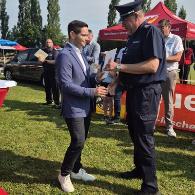 Der 1. Stellvertreter des Landrates Falko Haack bei der &Uuml;bergabe eines Zuwendungsbescheides an Karsten Klinkenberg