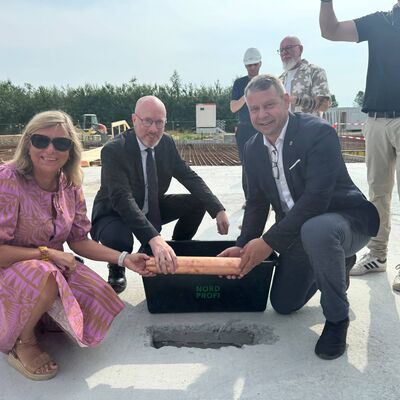 Bild 2 (v.l.n.r.): Schulleiterin Cornelia Kropidlowski, der Minister f&uuml;r Inneres und Bau Christian Pegel und Landrat Michael Sack beim Setzen der Zeitkapsel