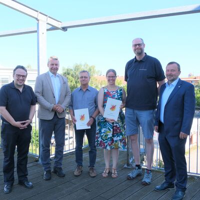 Foto (v.l.n.r.): Prof. Dr. Timm Laslo (Leiter Eigenbetrieb Rettungsdienst LK VG), Landrat Michael Sack, Dr. med. Thomas Wenzel, PD Dr. med. Bibiana Metelmann, Berthold Henkel (&Auml;rztlicher Leiter Rettungsdienst, Eigenbetrieb Rettungsdienst LK VG), Dietger Wille (Beigeordneter, Dezernent und 2. Stellvertreter des Landrates)