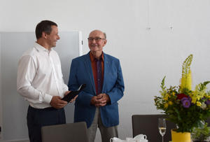 Landrat Michael Sack verabschiedet Dr. Ulrich Wurster mit 80 Jahren in den Ruhestand.