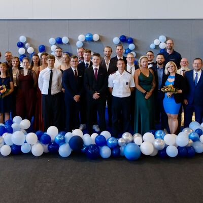 Foto: Gruppenbild zur feierlichen &Uuml;bergabe der Abschlusszeugnisse zur Ausbildung als Notfallsanit&auml;terin/Notfallsanit&auml;ter