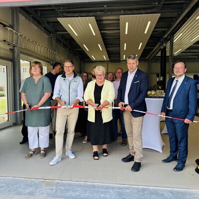 Foto 1 (v.l.n.r.): Kerstin Pukallus (B&uuml;rgermeisterin Torgelow), Patrick Dahlemann (Chef der Staatskanzlei M-V und Landtagsabgeordneter), Denise Berndt (Schulleiterin RBB Wolgast-Torgelow), Landrat Michael Sack, Dietger Wille (Beigeordneter und 2. stellvertretender Landrat)