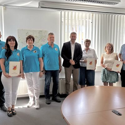Foto 1: Landrat Michael Sack bei der &Uuml;bergabe der Zuwendungsbescheide an die Volkssolidarit&auml;t Uecker-Randow, das Demokratische Frauen- und Familienb&uuml;ndnis Uecker-Randow und den Verein zur ambulanten palliativen Begleitung &raquo;Windfl&uuml;chter&laquo;