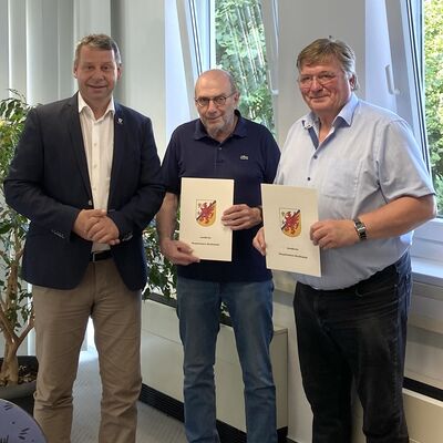 Foto 2: Landrat Michael Sack bei der &Uuml;bergabe von Zuwendungsbescheid und Zusicherung an die Gemeinden Wilhelmsburg und Ferdinandshof