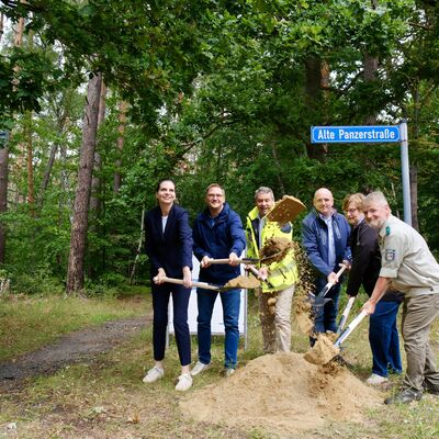 Foto (v.l.n.r.): Staatssekret&auml;rin Ines Jesse, Patrick Dahlemann (Chef der Staatskanzlei und Landtagsabgeordneter), Landrat Michael Sack, Falk Becker (B&uuml;rgermeister Gemeinde Liepgarten), Kerstin Pukallus (B&uuml;rgermeisterin Torgelow), Dr. Thomas K&ouml;nig (Forstamtsleiter)