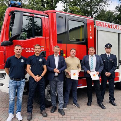 Foto: Landrat Michael Sack mit dem B&uuml;rgermeister der Gemeinde Viereck Karsten Joachim (3.v.r.) und dem B&uuml;rgermeister von Blankensee Stefan M&uuml;ller (2.v.r.) sowie Vertretern der Feuerwehren Viereck und Blankensee