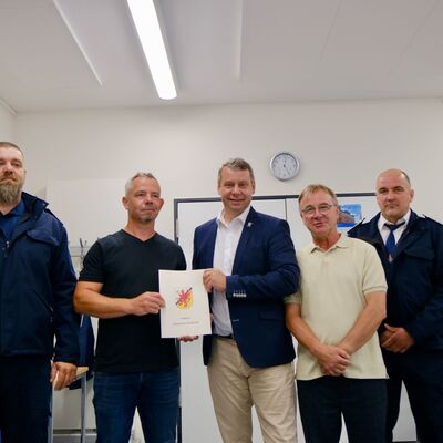 Foto (v.l.n.r.): Andr&eacute; Panzlaff (Vize-Wehrf&uuml;hrer), Ossip Storm (B&uuml;rgermeister Gemeinde L&uuml;bs), Michael Sack, Karsten Kietzmann (stellv. B&uuml;rgermeister Gemeinde L&uuml;bs), Markus Gr&ouml;schl (Wehrf&uuml;hrer)