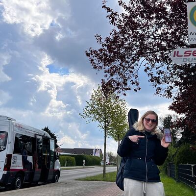 Foto VVG: Stammfahrerin Emily Mennicke ist regelm&auml;&szlig;ig in der Region Pasewalk mit dem ILSE-Bus unterwegs. Daf&uuml;r nutzt sie die ILSE-Bus-App.