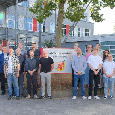 Studium und Ausbildung mit Sicherheit und Sinn: 18 junge Leute starten ihre Karriere beim Landkreis
