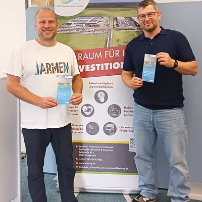 &Uuml;bergabe Flyer Jarmen_wirtschaftsf&ouml;rderung
