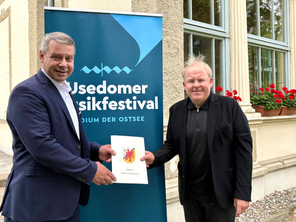 Kultur auf Usedom Landrat &uuml;bergibt Zuwendungsbescheide_Foto 1