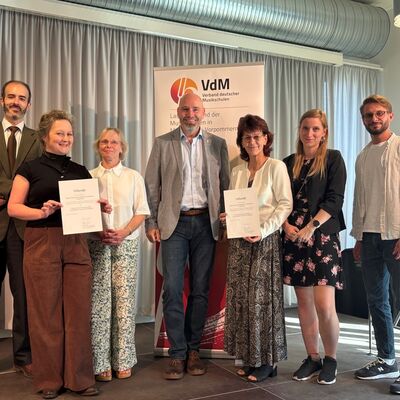 Foto (v.l.n.r.): Juan Moreno Iglesias (Stellv. Schulleiter KMS Uecker-Randow), Maria Sch&uuml;ler (Schulleiterin KMS Wolgast-Anklam), Silvia Bliesener (KMS Uecker-Randow) Carsten Berkenhagen (Leiter des Amtes f&uuml;r Kultur, Bildung, Sport und Schulverwaltung LK V-G), Christiane Kr&uuml;ger (Schulleiterin KMS Uecker-Randow), Emily Mennicke (KMS Uecker-Randow), Oleksandr Kornieiev (Stellv. Schulleiter KMS Wolgast-Anklam)