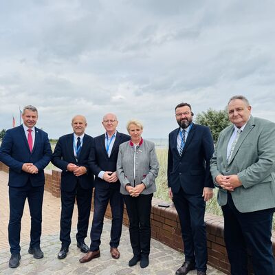 Foto (v.l.n.r.): Michael Sack (Landrat des Landkreises Vorpommern-Greifswald), Krzysztof Lis (Landrat des Powiat Szczecinecki), Dr. Bogdan Wankiewicz (Landrat des Powiat Walecki), Karina D&ouml;rk, (Landr&auml;tin des Landkreises Uckermark), Radoslaw Was (Leiter des Zentrums f&uuml;r Umweltbildung und Seensanierung), Frank Bretsch (Stellvertretender Landrat Uckermark)