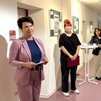 Foto (v.l.n.r.): Karina Kaiser (Beigeordnete und Dezernentin des Landkreises Vorpommern-Greifswald), Susanne Sacher (Gleichstellungsbeauftragte des Landkreises Vorpommern-Greifswald), Bianka Schwibbe (B&uuml;rgermeisterin von Eggesin)