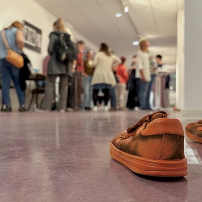 Ausstellung &raquo;Langer Atem&laquo;, Orangefarbene Schuhe als Symbol f&uuml;r betroffene Frauen und Kinder