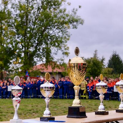 Karlshagen II holt den Pokal des Landrates