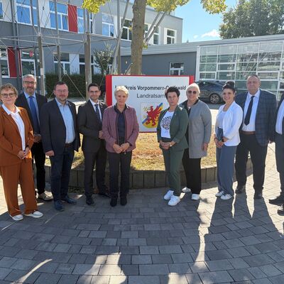 Foto: Die Teilnehmerinnen und Teilnehmer des Arbeitstreffens (v.l.n.r.): Anke D&uuml;rre (Leiterin Amt f&uuml;r Finanzen LK UM), Henryk Wichmann (2. Beigeordneter, LK UM), Dietger Wille (2. stellv. Landrat LK VG), Falko Haack (1. stellv. Landrat LK VG), Landr&auml;tin Karina D&ouml;rk, Karina Kaiser (Dezernentin LK VG), Sabine Keding (B&uuml;roleiterin des Landrates LK VG), Kristin Wohlleben (B&uuml;roleiterin der Landr&auml;tin LK UM), Frank Bretsch (stellv. Landrat LK UM), Landrat Michael Sack