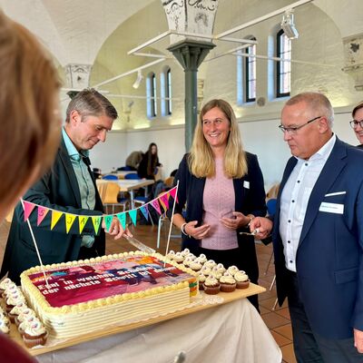 Foto v.l. Klaus-Peter K&ouml;pcke (Bundesagentur f&uuml;r Arbeit) Viola Hell (Landkreis Vorpommern-Greifswald) Christian G&auml;rtner (Jobcenter Vorpommern-Greifswald)