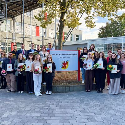 Gruppenfoto zur Absolventenehrung und Ernennung des Bachelor of Laws - &ouml;ffentliche Verwaltung
