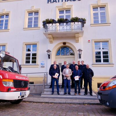Foto: mit Bescheid links B&uuml;rgermeister Dietmar Gro&szlig;er (Papendorf), Landrat Michael Sack, mit Bescheid rechts Frank Schulz (Jatznick)