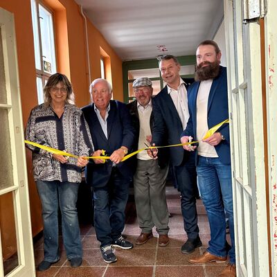 Foto (v.l.n.r.): Silvia Makowski (Schulleitung Grundschule Penkun), Hans-Ullrich Wegner (Ehrenb&uuml;rger der Stadt Penkun), Ingo Hopp (Ehrenb&uuml;rger der Stadt Penkun), Michael Sack (Landrat Landkreis Vorpommern-Greifswald), Ronny J&uuml;dith (Schulleitung Regionale Schule Penkun)