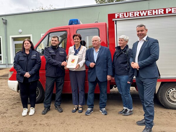 Landkreis unterst&uuml;tzt Feuerwehrprojekte in Penkun und Wussentin_&Uuml;bergabe ZWB FFw Penkun