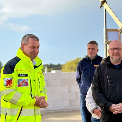 Landrat Michael Sack (l.), Andreas Sch&ouml;ssow vom ASB (Mitte) und Murchins B&uuml;rgermeister Matthias Freitag (2)