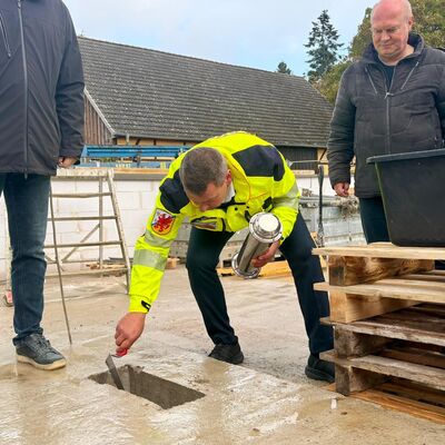Landrat Michael Sack beim Einlassen der Zeitkapsel