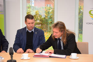 Landrat Michael Sack und Landwerke-Geschäftsführer Frank Schmetzke unterzeichnen den Vertrag.