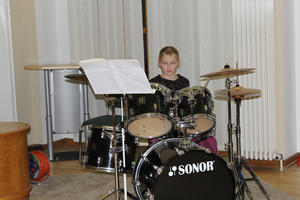 Lara Leder am Drum-Set