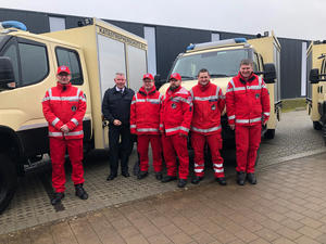 Die Delegation aus unserem Landkreis, die das neue Auto in Empfang nahm.