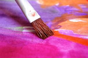 Pinsel mit Farbe