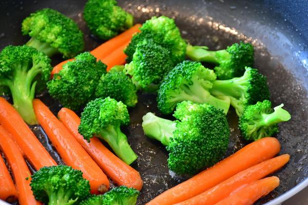 Brokkoli und Karotten