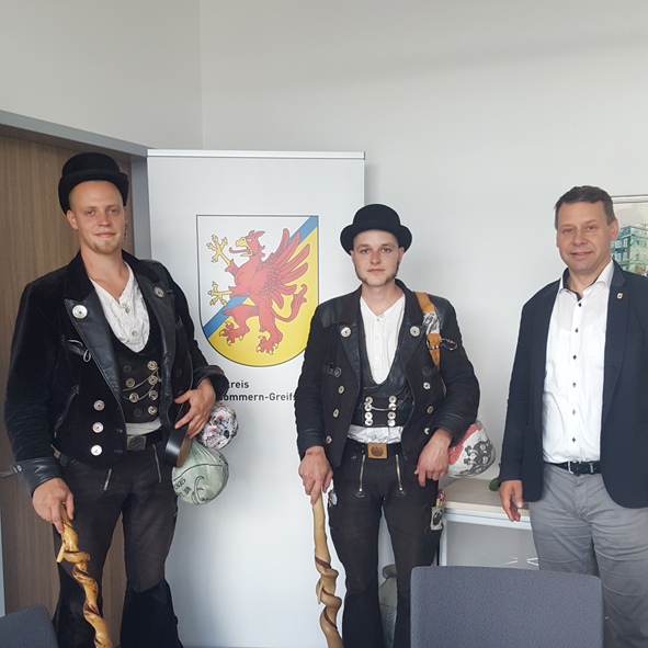 Foto:v.lnr. Philipp van der Poorten und Leo Potthoff zu Besuch bei Landrat Michael Sack
